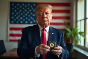 Donald Trump segurando carteira de bitcoin com bandeira dos EUA ao fundo